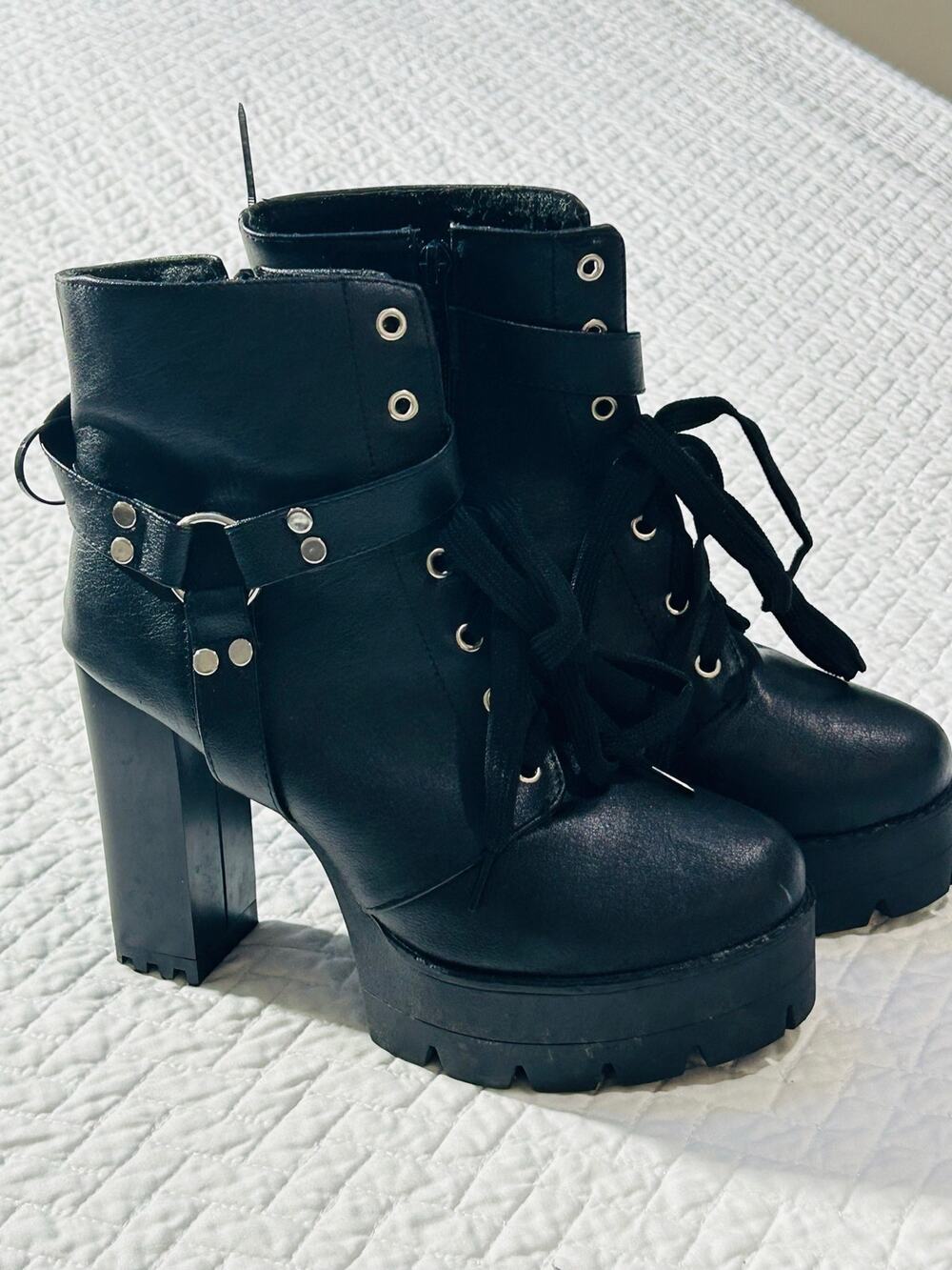 Women’s Black Lace Up Chunky Heel Combat Ankle Boots / Size (38) - US size 7.5